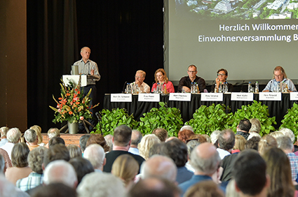 OB Fritz Kuhn und die Bürgermeister gingen auf die Fragen der Besucher ein. Fehlende Informationen wurden nachgereicht. Foto: Ferdinando Iannone